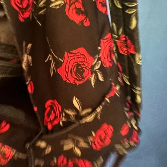 Vaschy Black Backpack with Red Roses - Picture 8 of 8